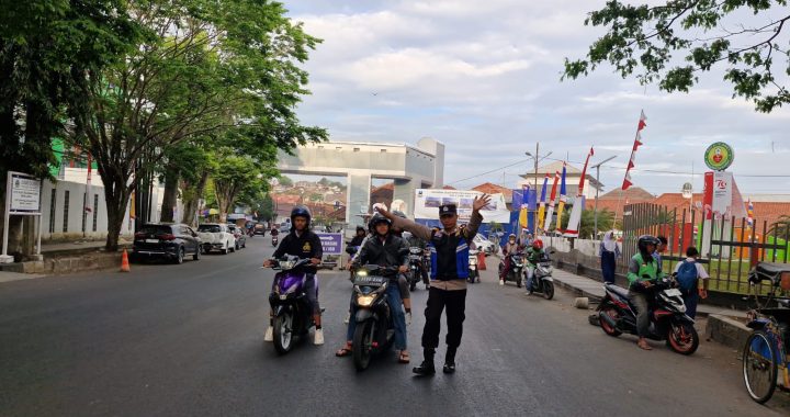 Personel Polsek Tarogong Kidul Melaksanakan Kamseltibcarlantas untuk Atasi Kemacetan Pagi Hari