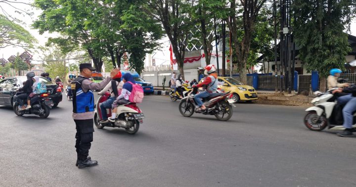 Personel Polsek Tarogong Kidul Ciptakan Kamseltibcarlantas untuk Atasi Kemacetan Pagi Hari