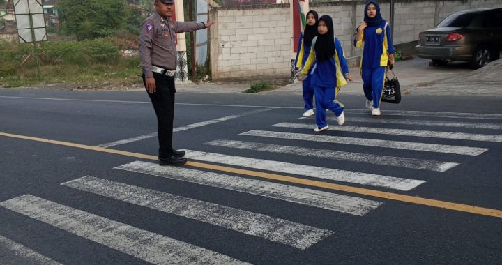 Anggota polsek limbangan melaksanakan gatur rawan pagi