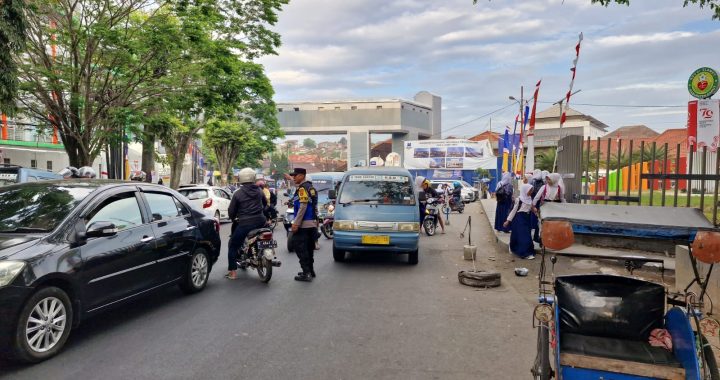 Personel Polsek Tarogong Kidul Menggelar giat Kamseltibcarlantas untuk Atasi Kemacetan Pagi Hari