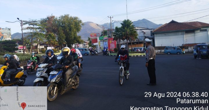 Personel Polsek Tarogong Kidul Menggelar Tugas Kamseltibcarlantas untuk Atasi Kemacetan Pagi Hari