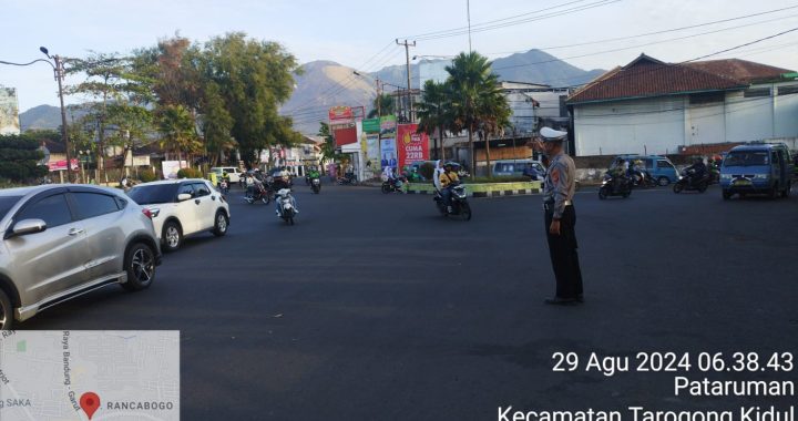 Personel Polsek Tarogong Kidul Menggelar Tugas Kamseltibcarlantas untuk Atasi Kemacetan Pagi Hari