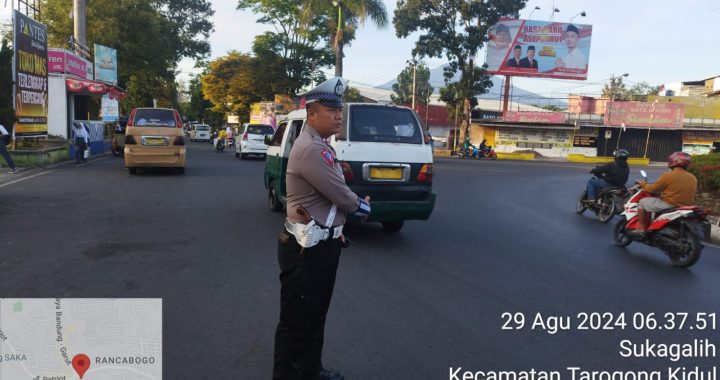 Personel Polsek Tarogong Kidul Melaksanakan giat Kamseltibcarlantas untuk Atasi Kemacetan Pagi Hari