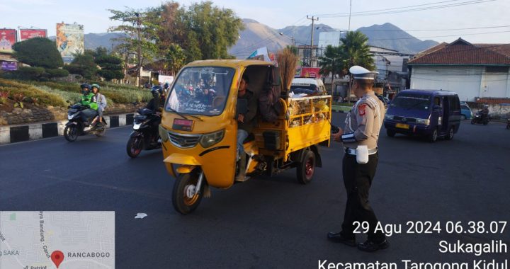 Personel Polsek Tarogong Kidul Melaksanakan Tugas Kamseltibcarlantas untuk Atasi Kemacetan Pagi Hari