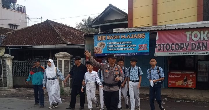 MEMBANTU PENYEBRANGAN ANAK SEKOLAHAN DENGAN AMAN POLSEK BAYONGBONG RUTIN GATUR RAWAN PAGI