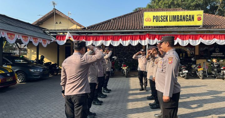 Anggot Polsek limbangan melaksanakan apel serah terima piket jaga lama kepada piket jaga baru