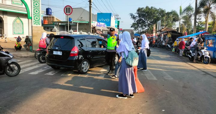 Unit Lantas Polsek Malangbong Lakukan Pengaturan pagi dan sore hari.