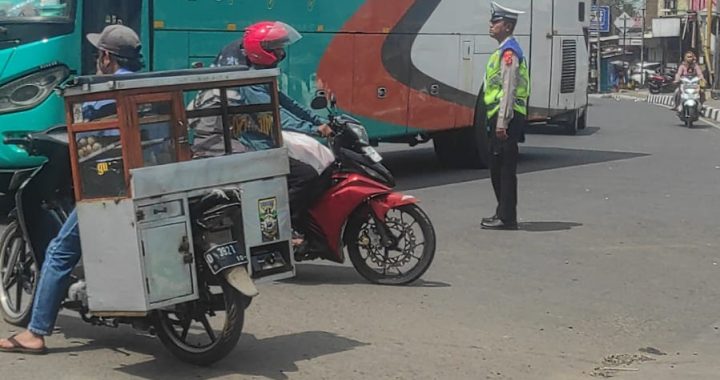 Laksanakan Giat Pengaturan Lalu Lintas di Saat Jam Sibuk