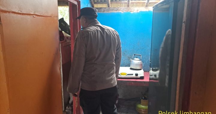 Anggota polsek limbangan melaksanakan rajia minuman keras