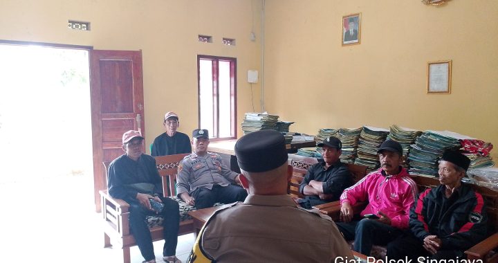 Kapolsek Singajaya didampingi Kanit Binmas melaksanakan giat ngariung kamtibmas