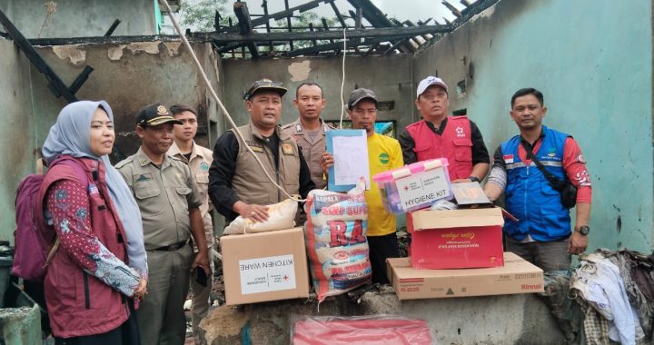 Anggota Polsek Singajaya bersama staf Kecamatan Peundeuy serahkan bantuan kepada korban kebakaran rumah