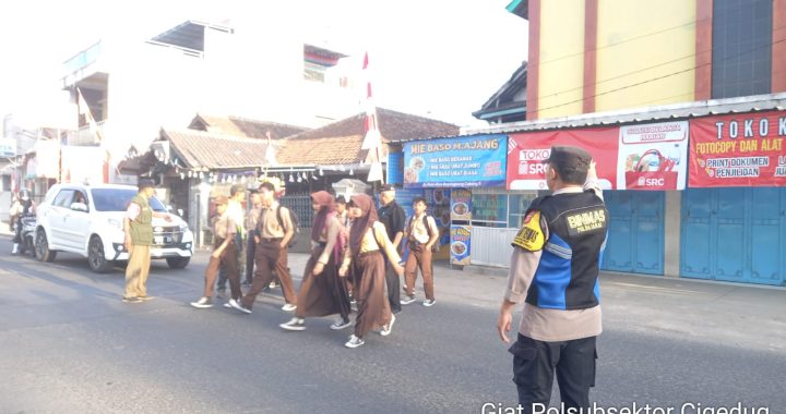 MEMBANTU PENYEBRANGAN ANAK SEKOLAHAN DENGAN AMAN POLSEK BAYONGBONG RUTIN GATUR RAWAN PAGI