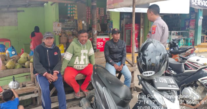 ANGGOTA POLSEK BAYONGBONG DAN POLSUBSEKTOR CIGEDUG  GIAT KRYD SILATURAHMI KAMTIBMAS UNTUK MENJAGA KEAMANAN DAN KENYAMANAN DI WILAYAH  KEC. BAYONGBONG/KEC. CIGEDUG