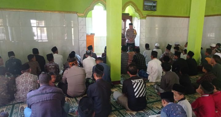 Polsek Singajaya melaksanakan giat Jumat Curhat di Mesjid Jami Miftahul Hidayah