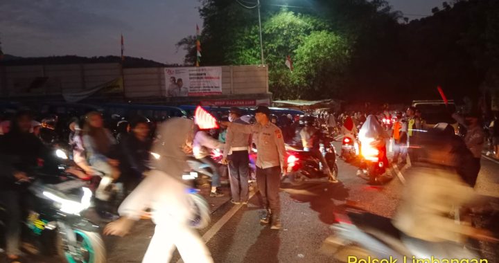 Cegah laka lantas anggota polsek limbangan berikan bantuan kepada masyarakat yang akan menyebrang jalan