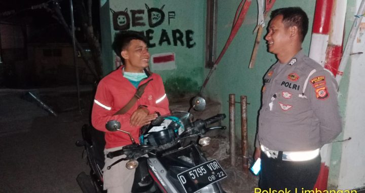 Anggota polsek limbangan laksanakan patroli dialogis kepada masyarakat yang melakukan kegiatan pada malam hari