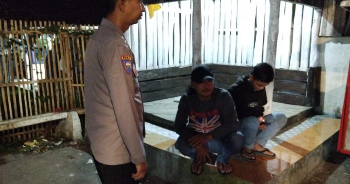 ANGGOTA POLSEK BAYONGBONG DAN POLSUBSEKTOR CIGEDUG  MENDUKUNG DAN MEMBANTU MASYARAKAT DARI KEAMANAN LINGKUNGAN KEC.BAYONGBONG