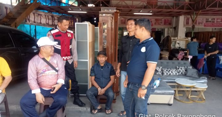 BHABINKAMTIBMAS POLSEK BAYONGBONG MENJALIN KOMUNIKASI DENGAN WARGA MELALUI DDS (DOOR TO DOOR SYSTEM)