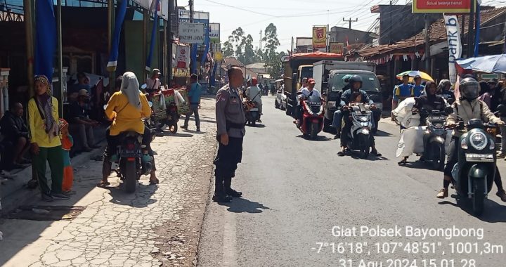 ANTISIPASI KEMACETAN DAN KECELAKAAN, POLSEK BAYONGBONG GIAT GATUR RAWAN SORE