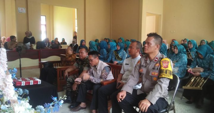 ANGGOTA POLSEK CISEWU POLRES GARUT  MELAKSANAKAN SOSIALISASI POLMAS KEPADA MASYARAKAT DESA PAMALAYAN