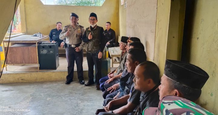 ANGGOTA POLSEK CISEWU POLRES GARUT  MELAKSANAKAN SOSIALISASI POLMAS KEPADA MASYARAKAT DESA NYALINDUNG