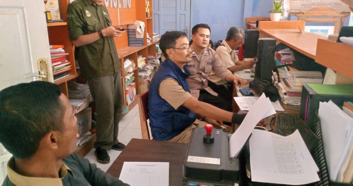 ANGGOTA POLSEK CISEWU POLRES GARUT  MELAKSANAKAN SOSIALISASI POLMAS KEPADA MASYARAKAT DESA PAMALAYAN