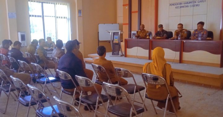 ANGGOTA POLSEK CISEWU POLRES GARUT  MELAKSANAKAN SOSIALISASI POLMAS KEPADA MASYARAKAT DESA CISEWU