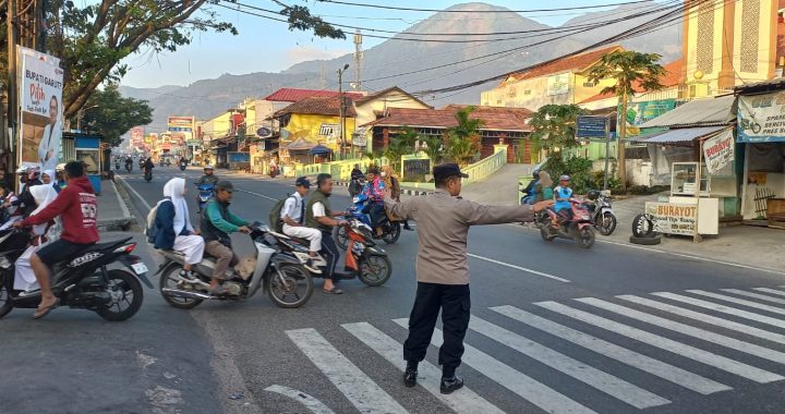 Polsek leles polres garut melaksanakan kegiatan gatur jam rawan pagi di jl. raya leles