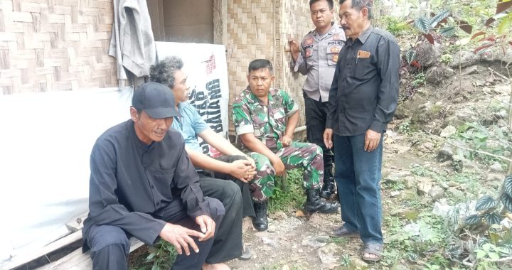 cegah kejahatan polsek leles polres garut melaksanakan giat sinergitas Tni Polri di kp. babakan muncang