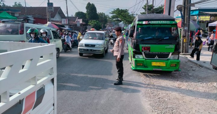 Kegiatan Gatur jam rawan pagi anggota polsek leles polres garut di jl. raya leles