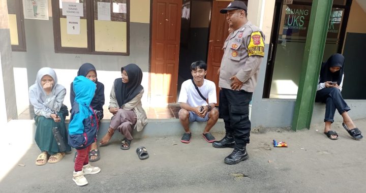 Bhabinkamtibmas Sapa Warga Masyarakat