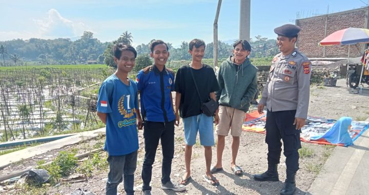 bhabinkamtibmas polsek leles polres agrut laksanakan ngariung kamtibmas bersama warga masyarakat