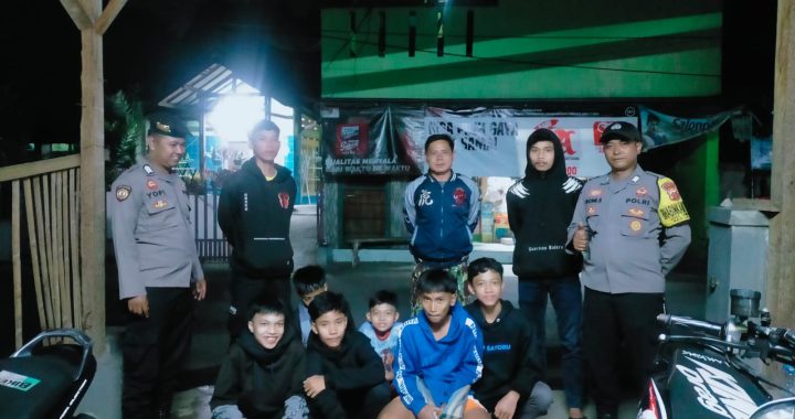 kegiatan polsek leles polres Garut laksanakan kegiatan rutin patroli kryd malam di Ds. leles