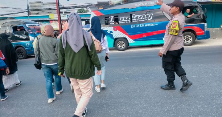 ciptakan kelancaran lalu lintas personil polsek leles polres Garut laksanakan gatur jam rawan pagi di jl. baru leles