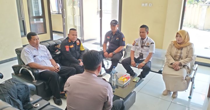 ANGGOTA POLSEK CISEWU POLRES GARUT  MELAKSANAKAN SOSIALISASI POLMAS KEPADA MASYARAKAT DESA PAMALAYAN