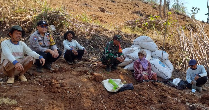 melaksanakan sambang rw polsek cibiuk bhabinkamtibmas