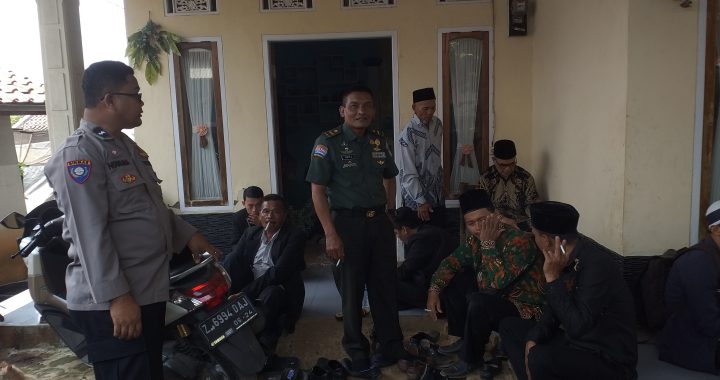 Bhabinkamtibmas polsek cibiuk melaksanakan kegiatan dor to door sambangi warga binaannya