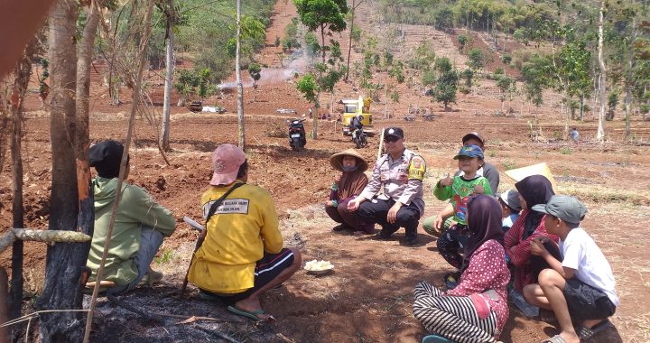 Anggota Bhabinkamtibmas desa lingkungpasir cibiuk melaksanakan kegiatan Binluh kamtibmas