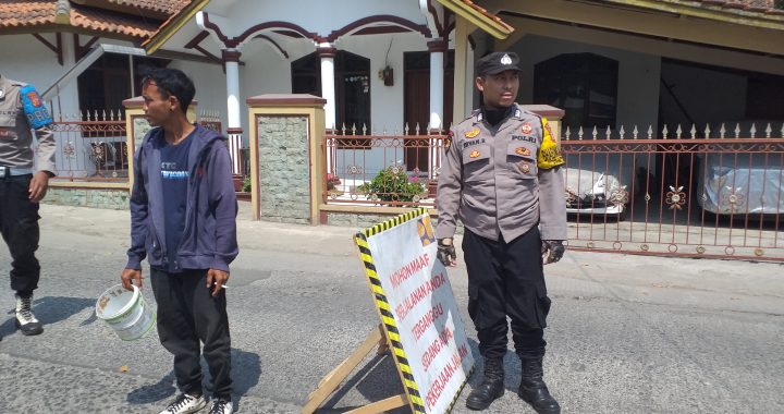 Anggota polsek cibiuk melaksanakan patroli dialogis