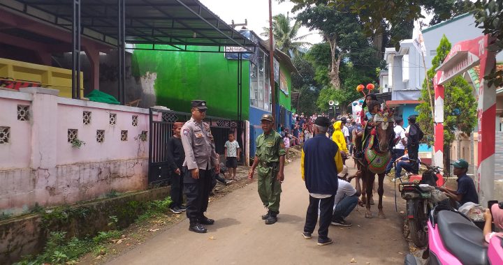 Bhabinkamtibmas polsek cibiuk hadiri kegiatan warga binaannya di desa lingkungpasir cibiuk