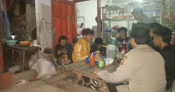 SAMBANG WARGA DESA GIRIMUKTI OLEH ANGGOTA POLSEK CISEWU