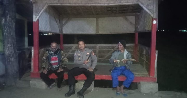 Kegiatan Patroli kryd malam personil polsek leles polres garut di Ds. cangkuang