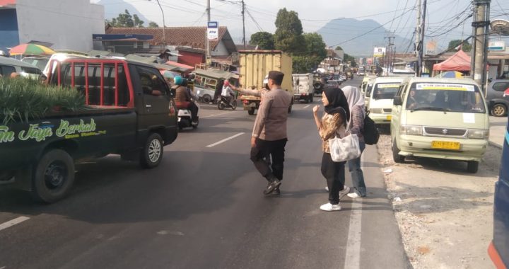 Polsek leles polres garut berikan pelayanna jam rawan pagi kepada warga masyarakat di sp3 skj leles