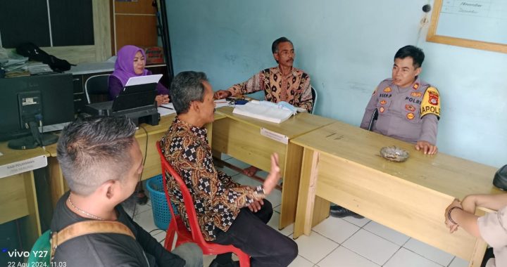 ANGGOTA POLSEK CISEWU POLRES GARUT  MELAKSANAKAN SOSIALISASI POLMAS KEPADA MASYARAKAT DESA CIKARANG