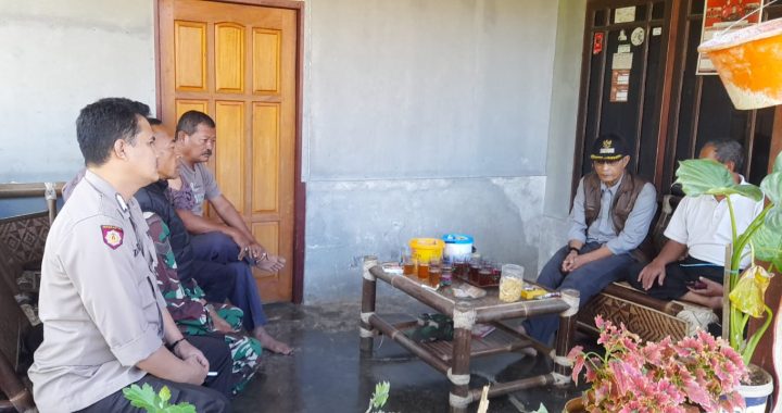 ANGGOTA POLSEK CISEWU POLRES GARUT  MELAKSANAKAN SOSIALISASI POLMAS KEPADA MASYARAKAT DESA CIKARANG