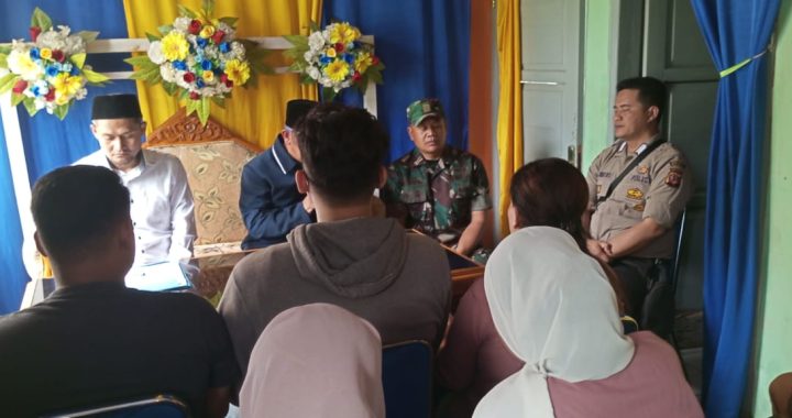 ANGGOTA POLSEK CISEWU POLRES GARUT  MELAKSANAKAN SOSIALISASI POLMAS KEPADA MASYARAKAT DESA KARANGSEWU