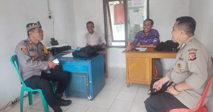 ANGGOTA POLSEK CISEWU POLRES GARUT  MELAKSANAKAN SOSIALISASI POLMAS KEPADA MASYARAKAT DESA CIKARANG 