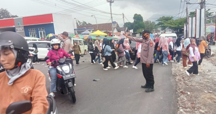 pelayanan jam rawan pagi anggota polsek leles polres garut di pt. changshin leles