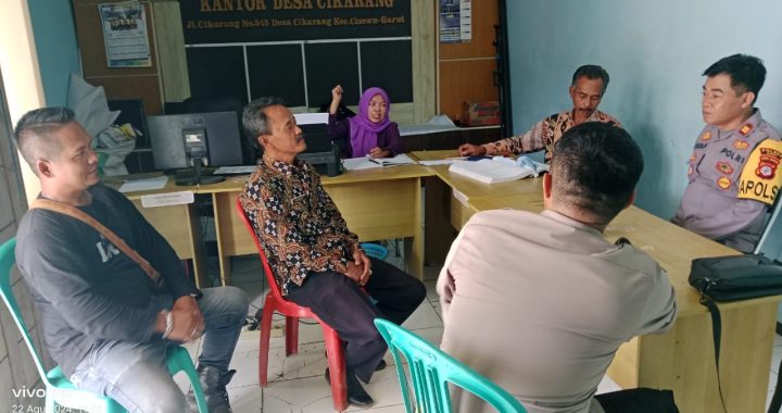 ANGGOTA POLSEK CISEWU POLRES GARUT  MELAKSANAKAN SOSIALISASI POLMAS KEPADA MASYARAKAT DESA CIKARANG