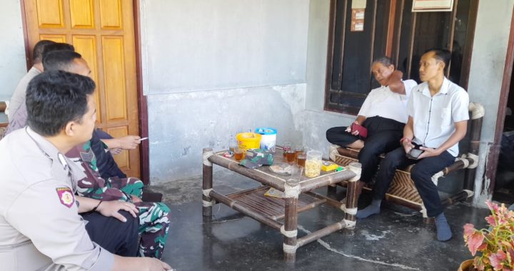 ANGGOTA POLSEK CISEWU POLRES GARUT  MELAKSANAKAN SOSIALISASI POLMAS KEPADA MASYARAKAT DESA GIRIMUKTI